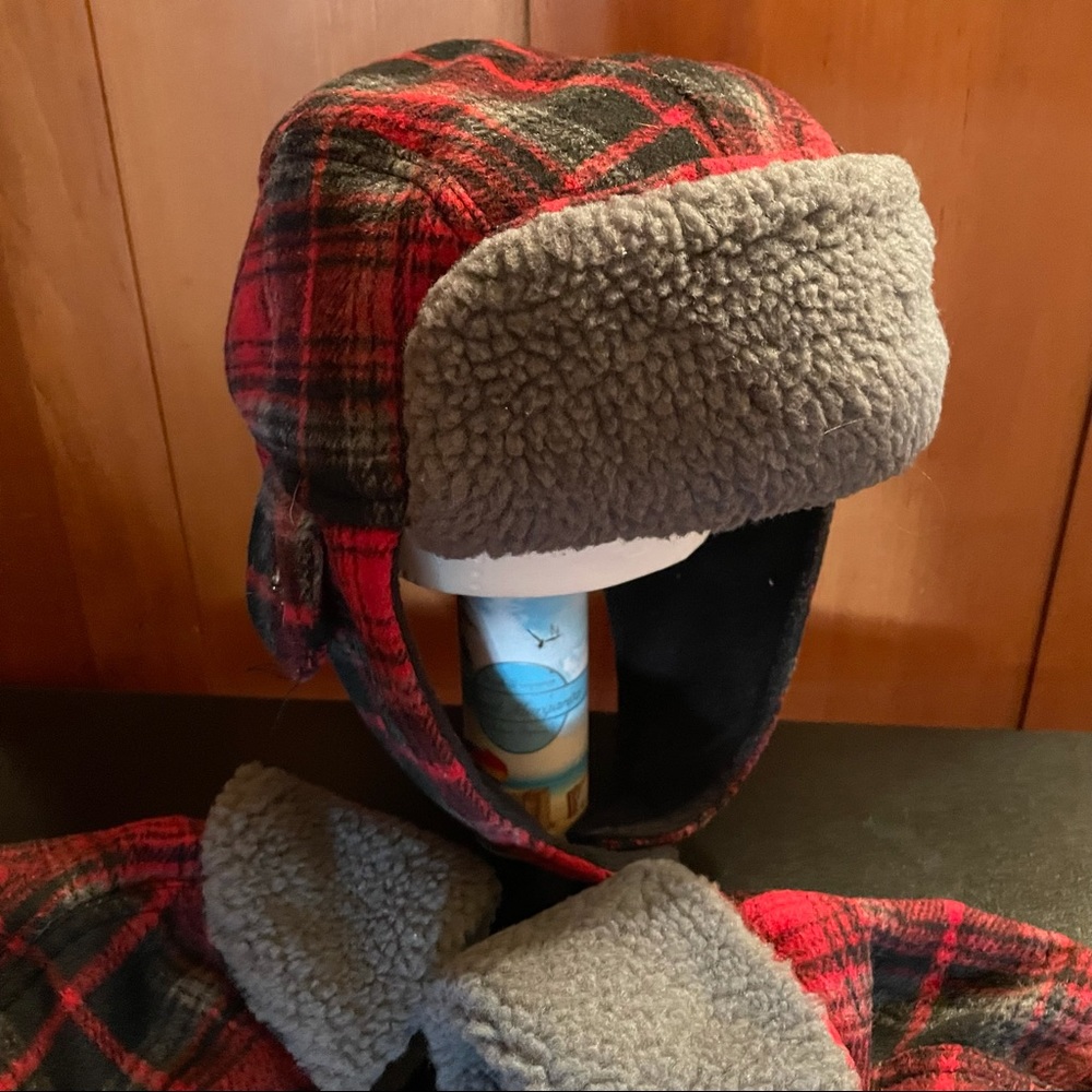 NWOT Boys winter fleece hat with Velcro closure; skull embellishments;sz 4-7